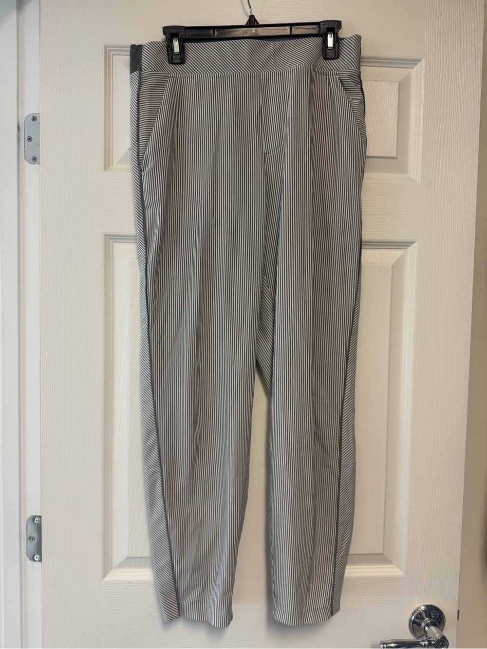 Athleta women’s Brooklyn gray and White Pinstripe Cropped Pants